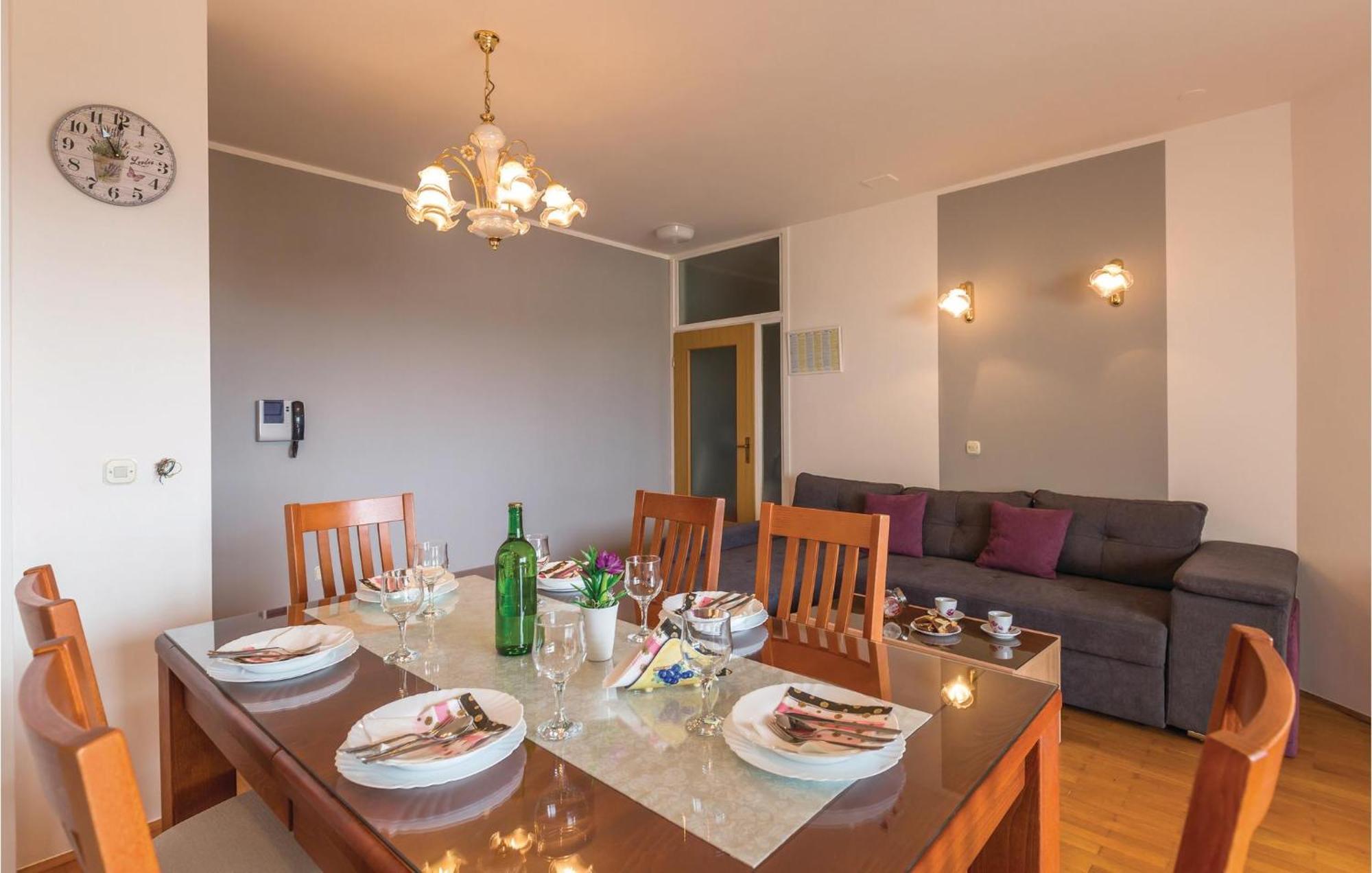 Stunning Apartment In Makarska With Kitchen Екстер'єр фото