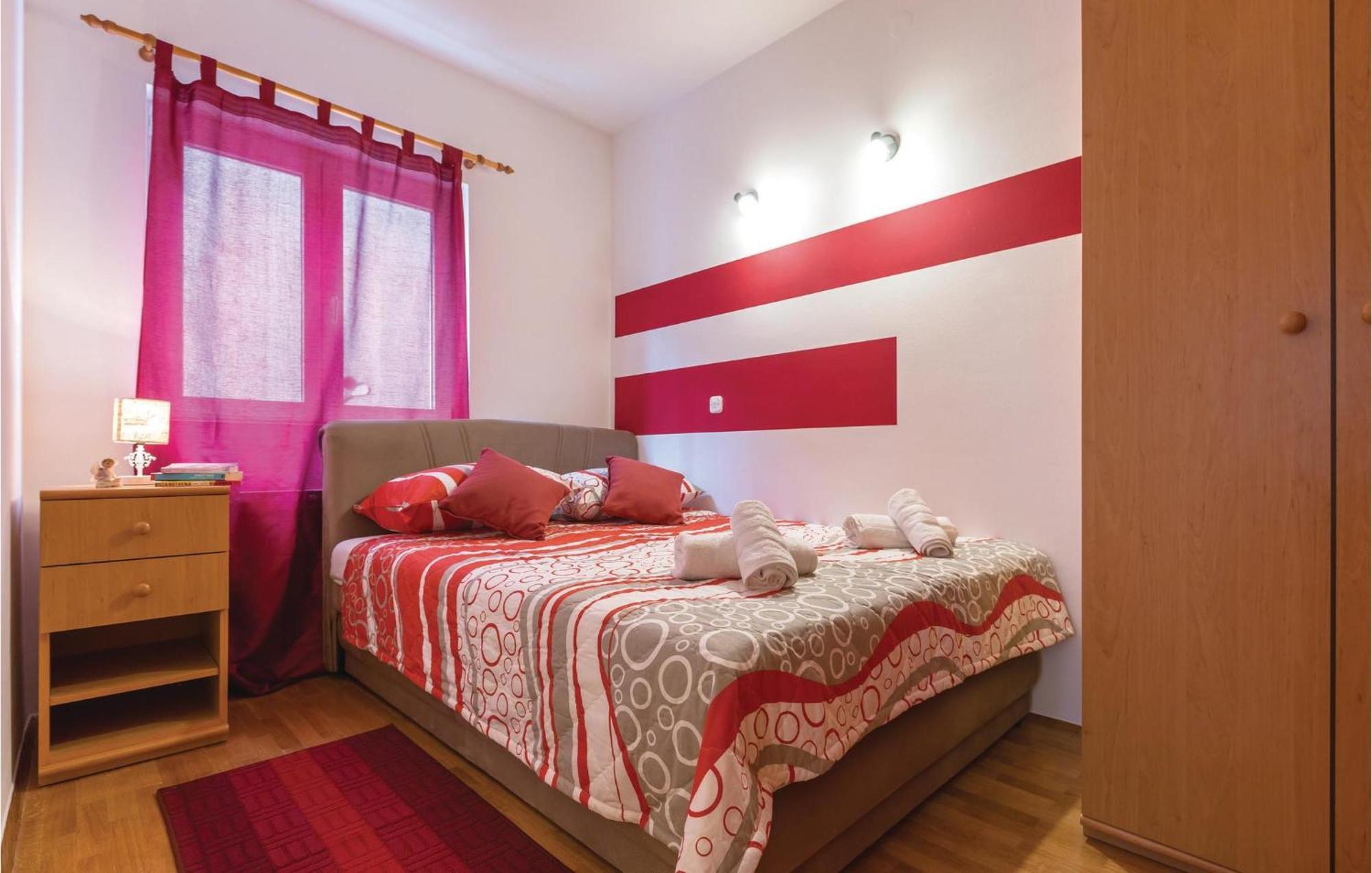 Stunning Apartment In Makarska With Kitchen Екстер'єр фото
