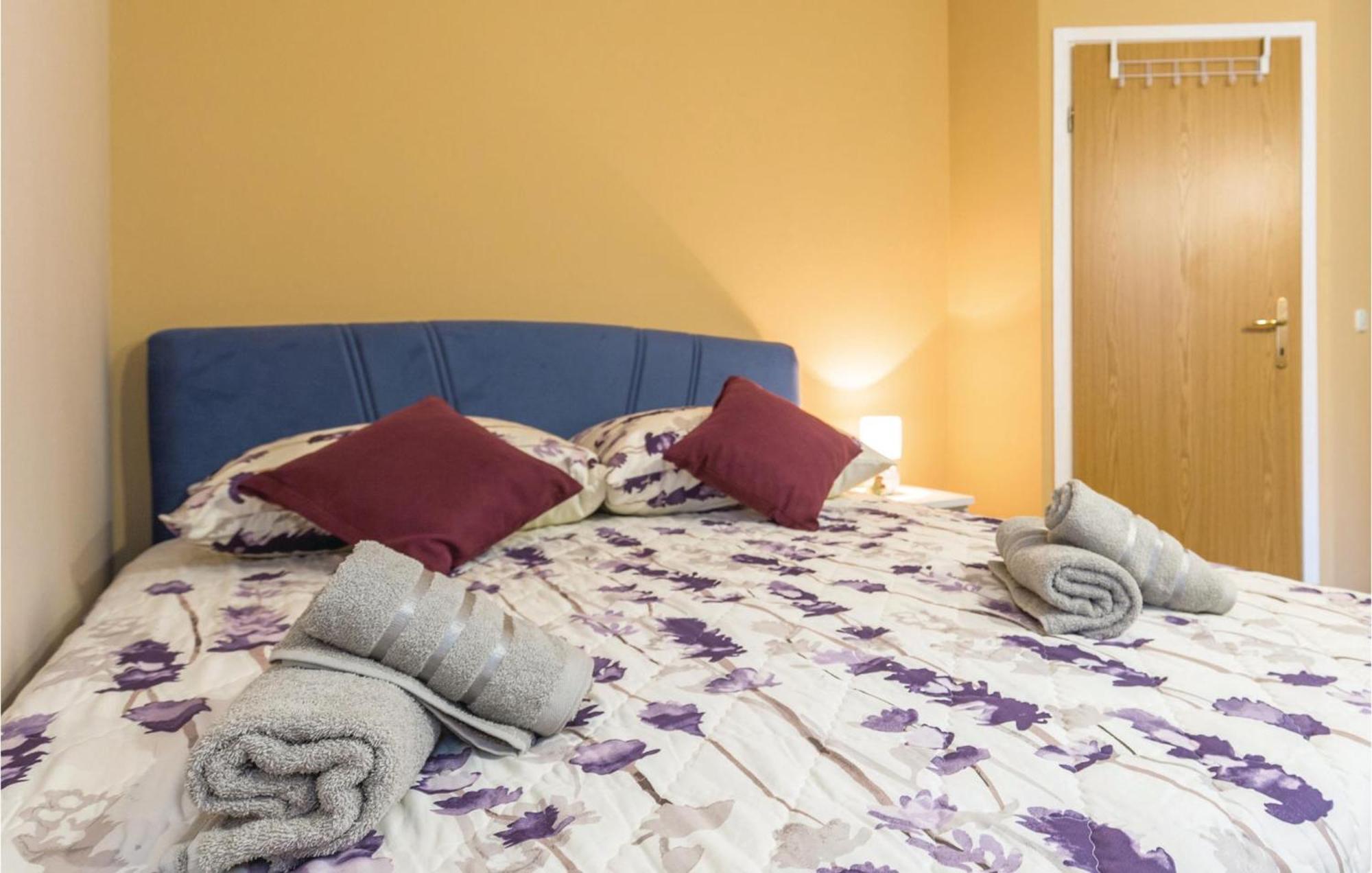 Stunning Apartment In Makarska With Kitchen Екстер'єр фото