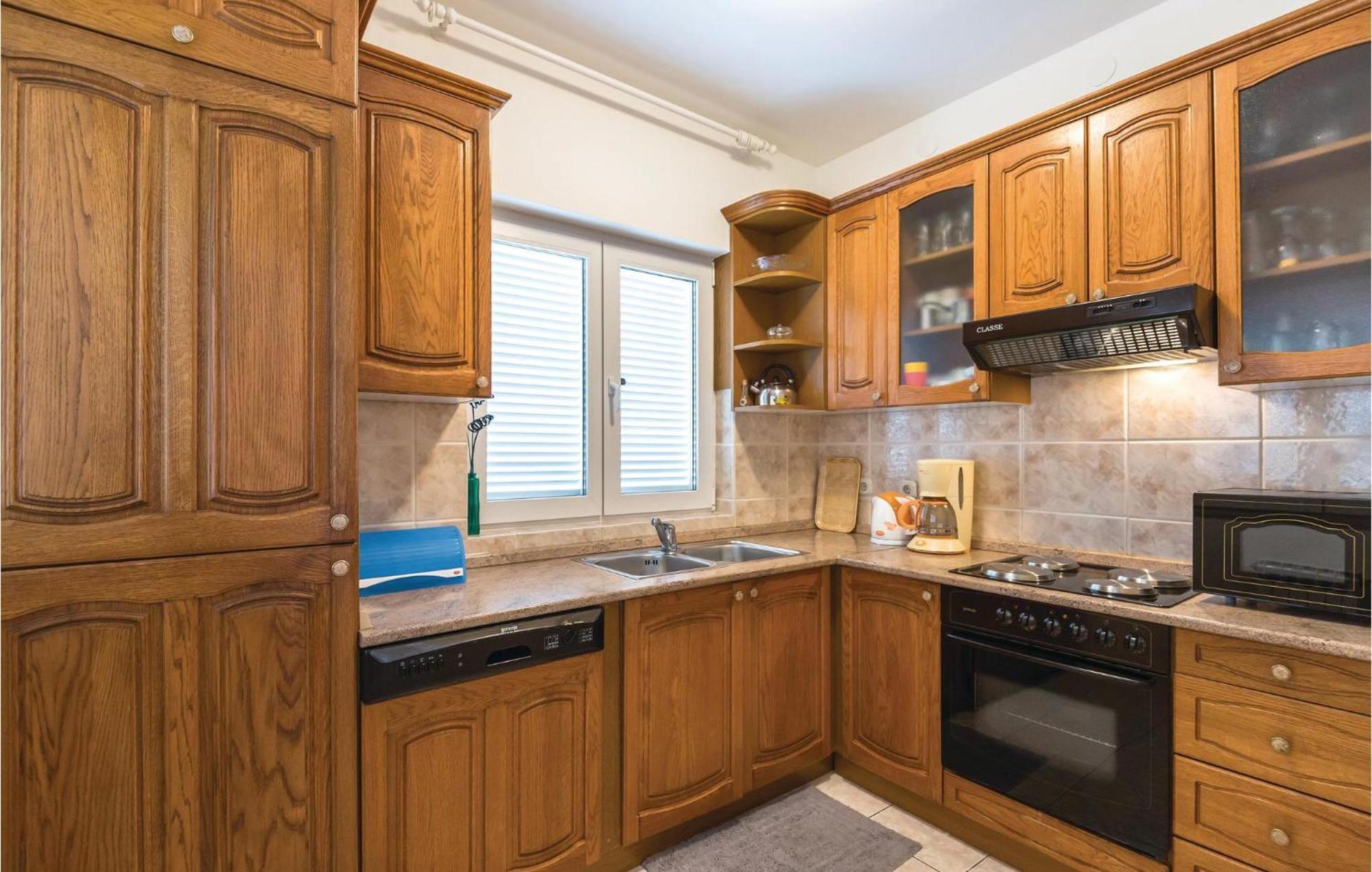 Stunning Apartment In Makarska With Kitchen Екстер'єр фото